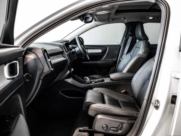 2025-Volvo-XC40-B4-Plus-Dark-Geartronic-Mild-Hybrid image:4