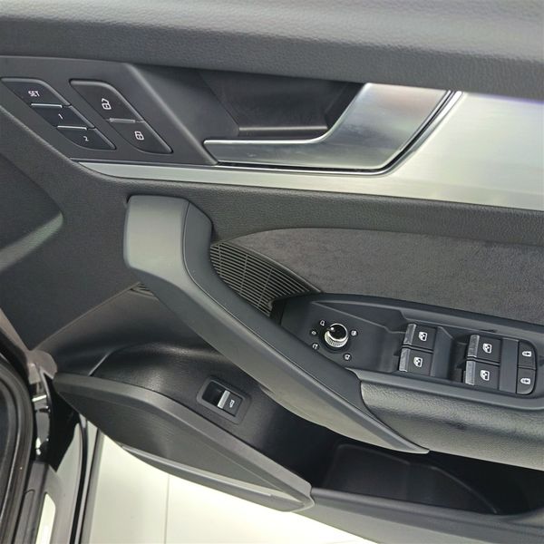 2025-Audi-SQ5-quattro-Auto-Black-Edition image:22