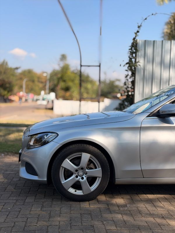 2014-Mercedes-Benz-C-Class-C-180-AMG-Line-Auto image:4