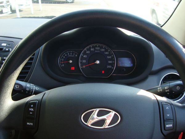 2013-Hyundai-i10-125-GLS-Fluid image:9