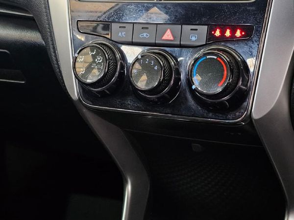 2019-Toyota-Yaris-15-XI-5-dr image:28
