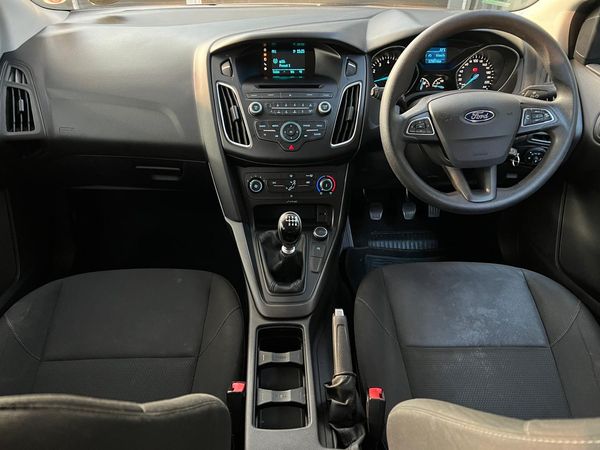 2017-Ford-Focus-10-EcoBoost-Ambiente-5-dr image:9
