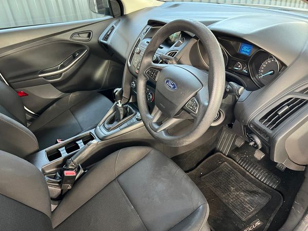 2017-Ford-Focus-10-EcoBoost-Ambiente-5-dr image:10