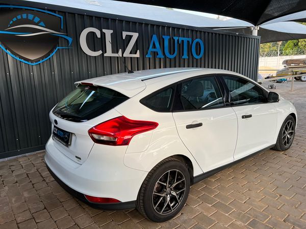 2017-Ford-Focus-10-EcoBoost-Ambiente-5-dr image:1