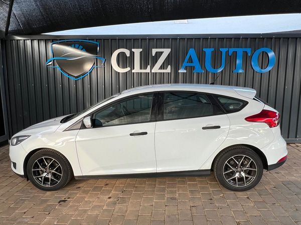 2017-Ford-Focus-10-EcoBoost-Ambiente-5-dr image:5