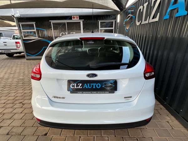 2017-Ford-Focus-10-EcoBoost-Ambiente-5-dr image:7