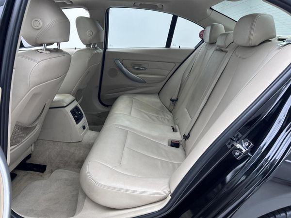 2012-BMW-3-Series-328i-Modern-Auto image:11