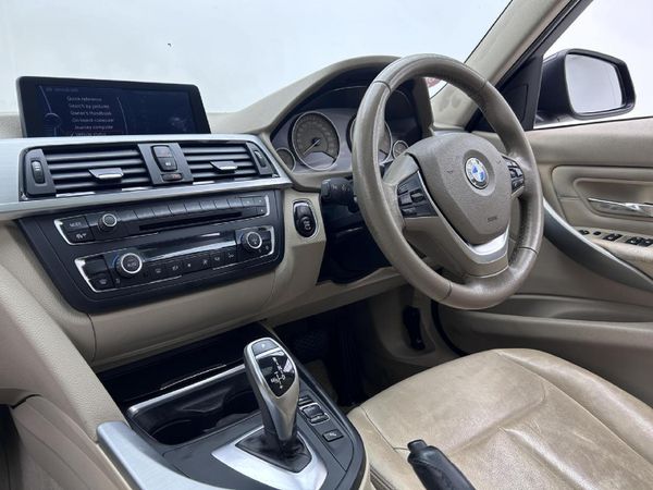 2012-BMW-3-Series-328i-Modern-Auto image:7