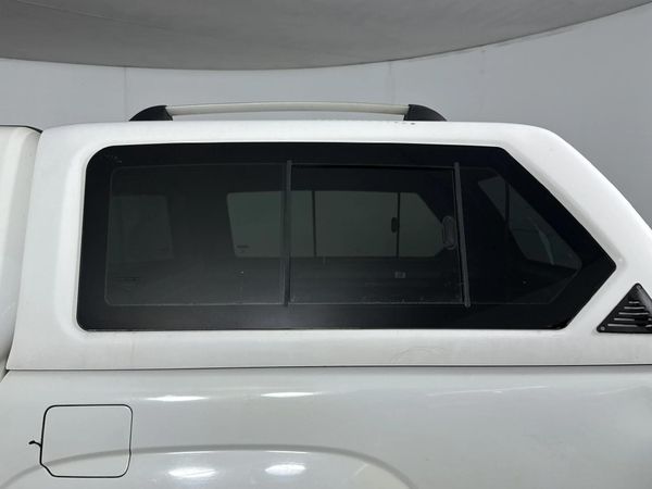 2015-Volkswagen-Amarok-20-TDI-Trendline-103kW-Double-Cab image:13