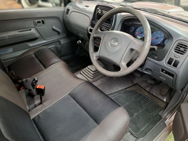 2017-Nissan-NP300-25-TDi-LWB-Single-Cab image:4