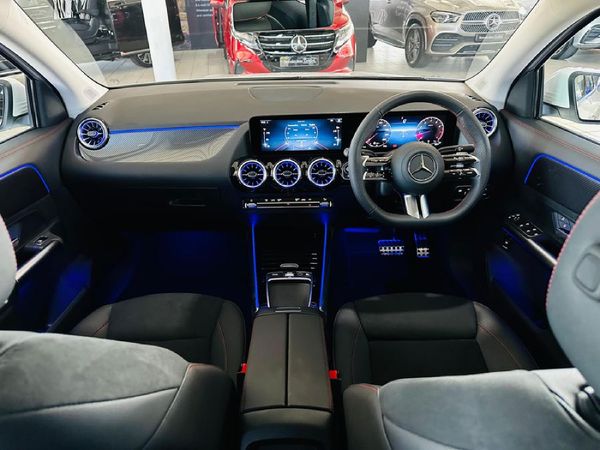 2026-Mercedes-Benz-GLA-200-Auto image:2