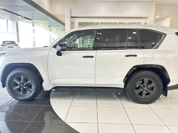 2026-Lexus-LX-700h-Overtrail image:4