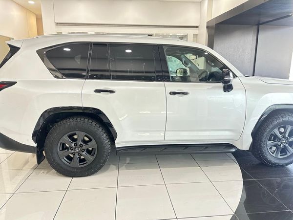 2026-Lexus-LX-700h-Overtrail image:8