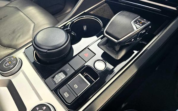 2018-Volkswagen-Touareg-30-TDI-V6-Executive image:15