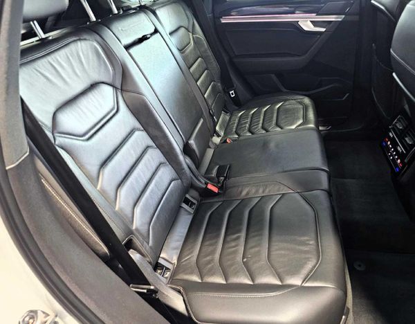 2018-Volkswagen-Touareg-30-TDI-V6-Executive image:16