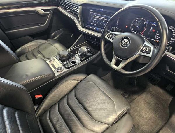 2018-Volkswagen-Touareg-30-TDI-V6-Executive image:8