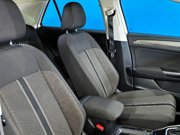 2022-Volkswagen-T-Roc-14-TSI-Design-Auto image:11