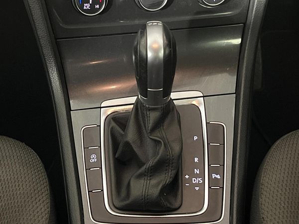 2017-Volkswagen-Golf-VII-14-TSI-Comfortline-Auto image:10