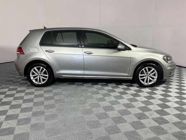 2017-Volkswagen-Golf-VII-14-TSI-Comfortline-Auto image:16