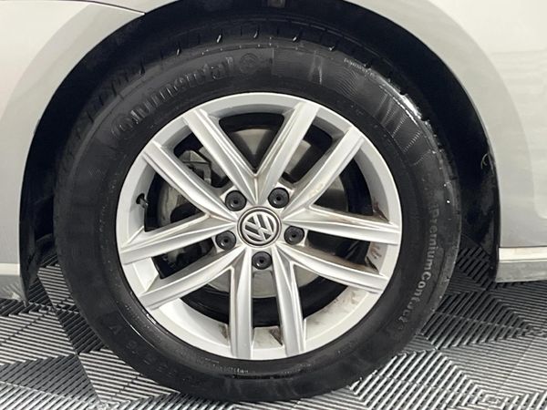 2017-Volkswagen-Golf-VII-14-TSI-Comfortline-Auto image:4