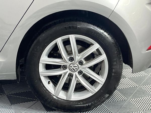 2017-Volkswagen-Golf-VII-14-TSI-Comfortline-Auto image:6