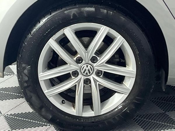 2017-Volkswagen-Golf-VII-14-TSI-Comfortline-Auto image:7
