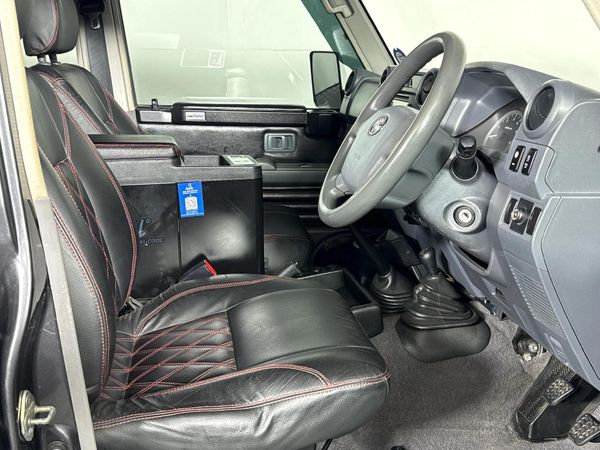 2015-Toyota-Land-Cruiser-79-45-D-Double-Cab image:9