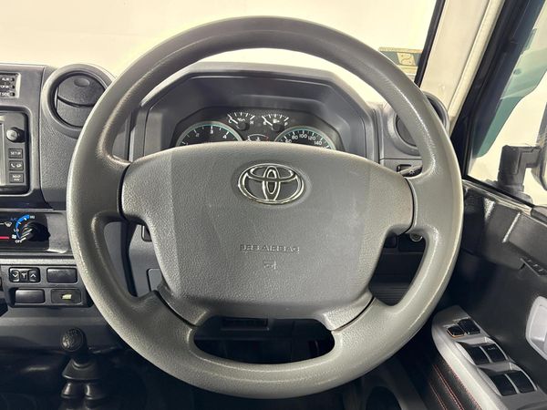 2015-Toyota-Land-Cruiser-79-45-D-Double-Cab image:10
