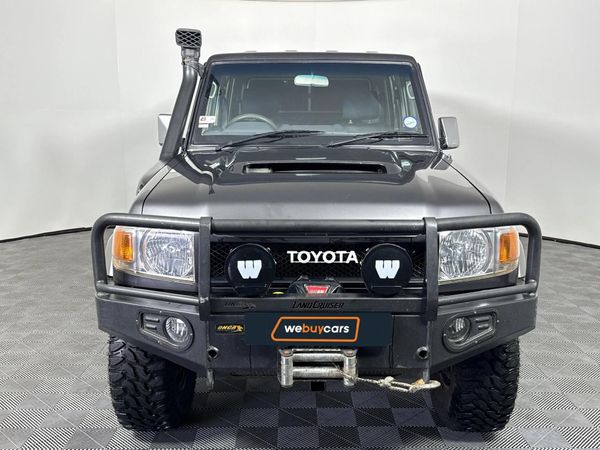 2015-Toyota-Land-Cruiser-79-45-D-Double-Cab image:13