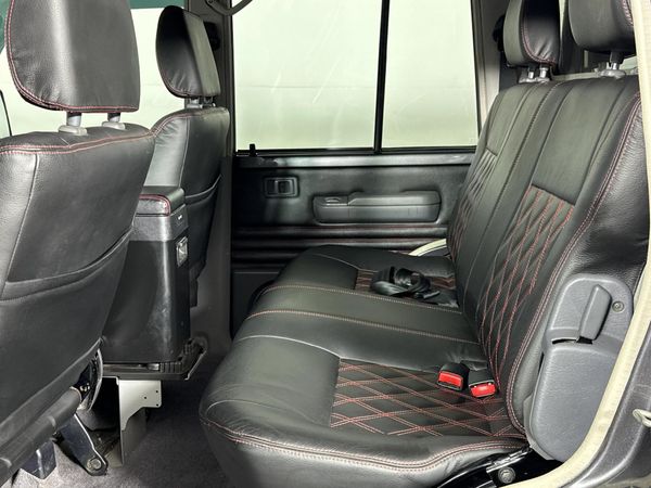 2015-Toyota-Land-Cruiser-79-45-D-Double-Cab image:3
