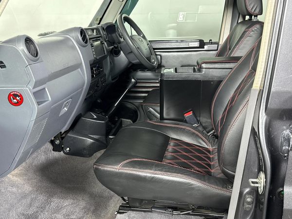 2015-Toyota-Land-Cruiser-79-45-D-Double-Cab image:8