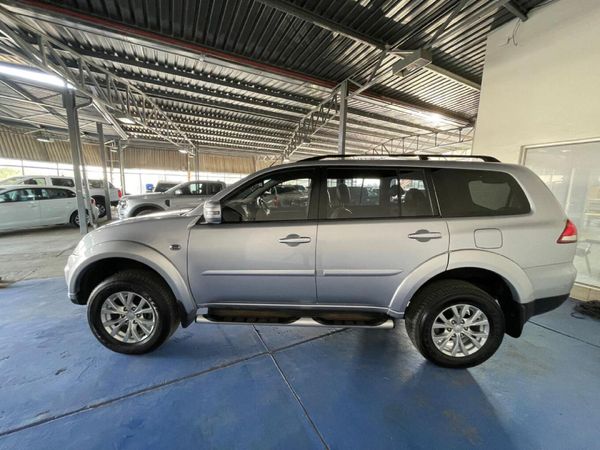 2015-Mitsubishi-Pajero-Sport-25D-Auto image:3