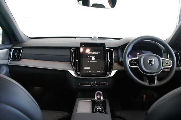 2026-Volvo-XC90-B5-AWD-Ultra-Dark image:4