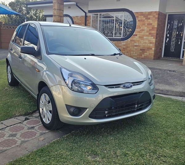 2011-Ford-Figo-14-Ambiente image:1
