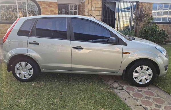 2011-Ford-Figo-14-Ambiente image:2