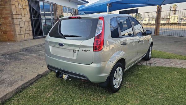 2011-Ford-Figo-14-Ambiente image:3