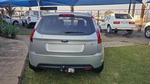 2011-Ford-Figo-14-Ambiente image:4