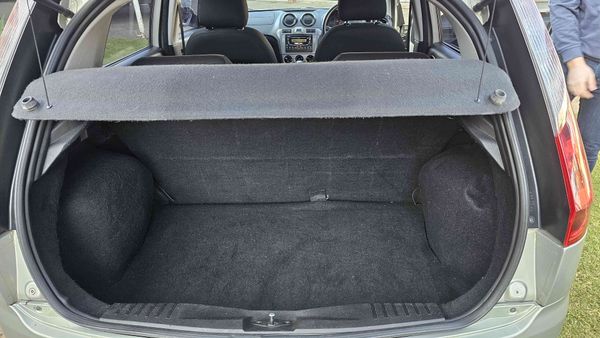 2011-Ford-Figo-14-Ambiente image:5
