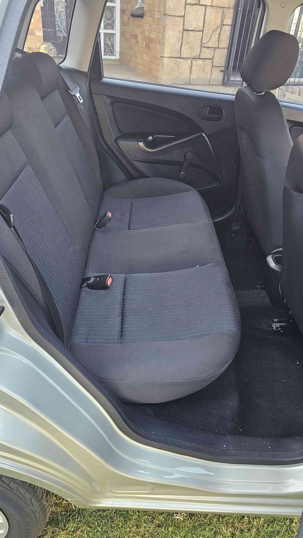 2011-Ford-Figo-14-Ambiente image:6
