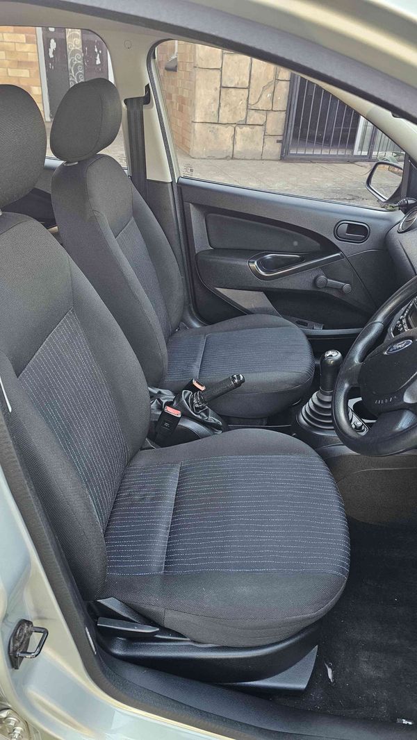 2011-Ford-Figo-14-Ambiente image:7