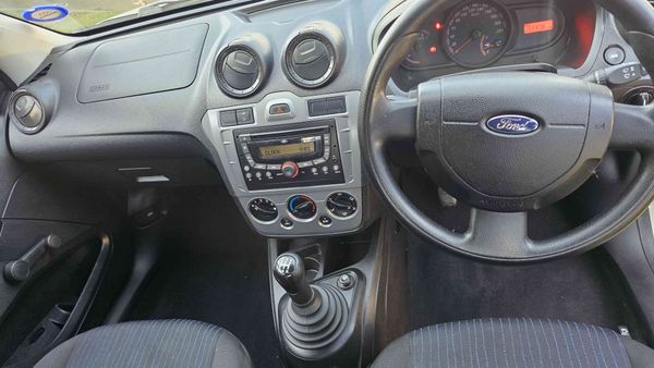 2011-Ford-Figo-14-Ambiente image:8
