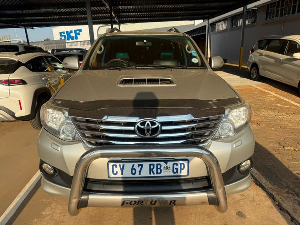 2014-Toyota-Fortuner-30-D-4D-Raised-Body-Auto image:1