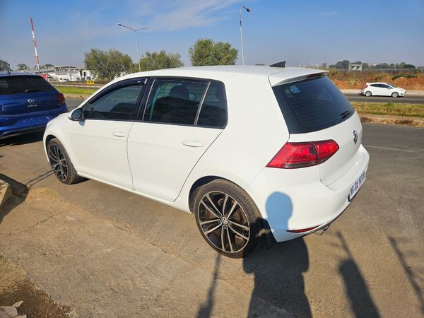 2014-Volkswagen-Golf-VII-14-TSI-Comfortline-Auto image:10