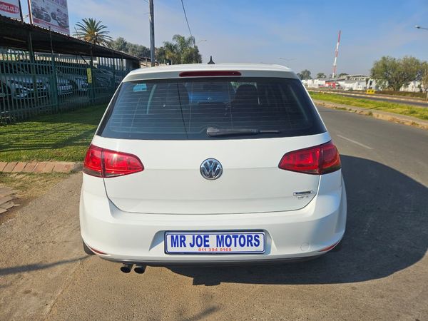 2014-Volkswagen-Golf-VII-14-TSI-Comfortline-Auto image:11