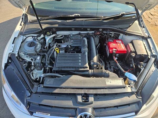 2014-Volkswagen-Golf-VII-14-TSI-Comfortline-Auto image:13