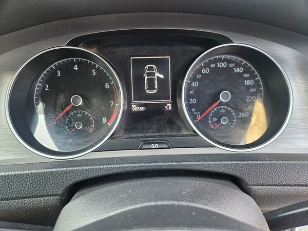 2014-Volkswagen-Golf-VII-14-TSI-Comfortline-Auto image:14
