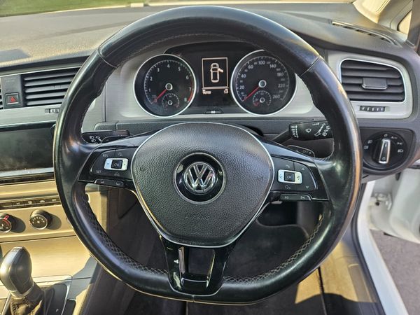 2014-Volkswagen-Golf-VII-14-TSI-Comfortline-Auto image:15
