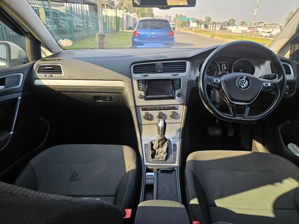 2014-Volkswagen-Golf-VII-14-TSI-Comfortline-Auto image:17