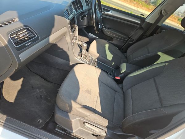 2014-Volkswagen-Golf-VII-14-TSI-Comfortline-Auto image:18