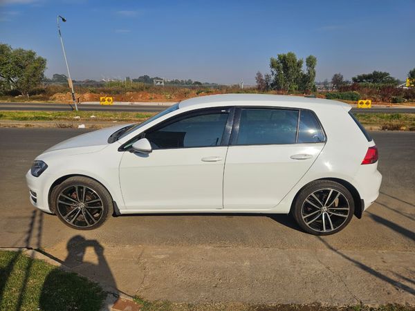 2014-Volkswagen-Golf-VII-14-TSI-Comfortline-Auto image:1